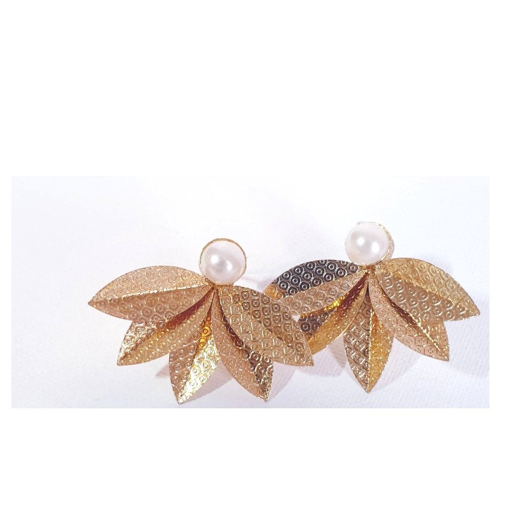 Golden and pearl earrings.